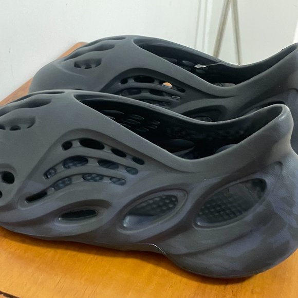 Yezzy Foam Runner Onyx(Size)11 - Picture 4 of 5